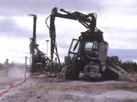 Hydraulisilla poralaitteilla porataan kallioon vaaka- ja pystyreikiä.