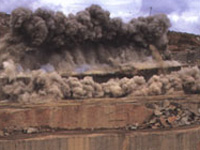 Aihion eli kamin irrotuksessa käytetään sytytyslankaa ja putkiräjähteitä