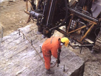 Kami paloitellaan poraamalla, räjäyttämällä ja kiilaamalla